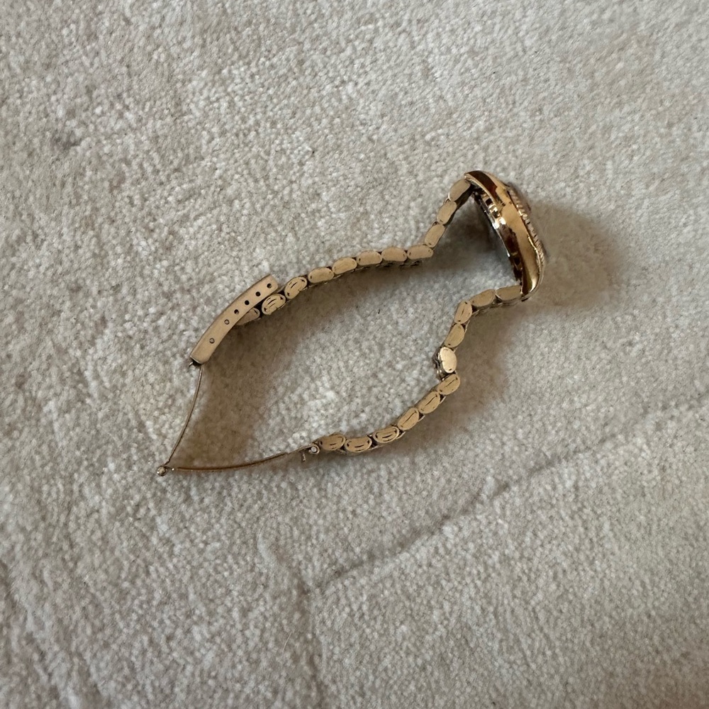 Elegant Gold and Green Women's Watch - Picture 4 of 4